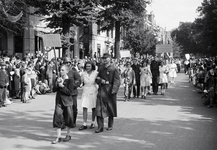 831725 Afbeelding van een groep in de optocht ter gelegenheid van Koninginnedag, op de Maliesingel te Utrecht ter ...